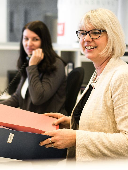 Kirsten Steidtmann und Katrin Sorger am Informations- und Servicepoint.